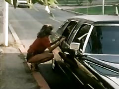 女性旅行者被豪华轿车