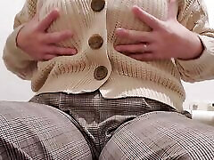 eine verheiratete vicki shemale masturbiert mutig auf der toilette