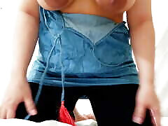 milf excitée giflant ses gros seins serrant les seins pour se satisfaire