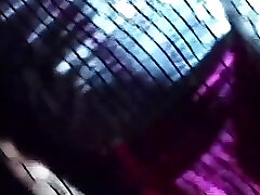 brünette stripperin deepthroats seinen schwanz mit leidenschaft, bis er bereit ist, sie zu schwänzen