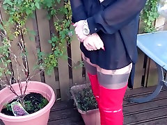 Rote Stiefel im Garten Teil 2