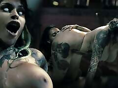 une fille tatouée aux gros seins et sa meilleure amie ont une bande-annonce de sexe lesbien brutal