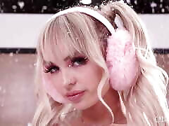 blonder schneehase lilly bell fickt sich mit einem dildo und spielt mit ihren naturtitten