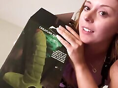 lire de lérotisme tout en se faisant baiser par une bite monstre!