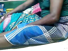 villaggio indiano rimuovere saree a pecorina
