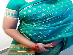 fantasierolle über eine tamilische amma, die grünen saree trägt und ihren stiefsohn tröstet