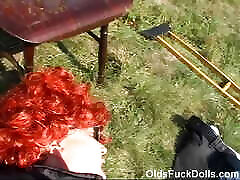 olds fuck dolls - 18-jähriges mädchen kitty salieri wird von dem alten lüstling tim wetman in einem park in der stadt hart gefickt