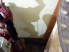 कामवाली वाई घर के मालिक बेटे द्वारा दैनिक huge sister in shower बकवास हो रही है