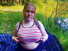 süßes bbw babe masturbiert im öffentlichen park
