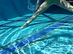 Milf babe Nicole Pearl shaking ass underwater