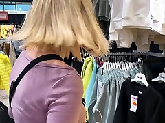 девушка делает минет в кабинке для переодевания