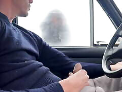 fremder gab mir einen handjob durch das autofenster auf dem parkplatz