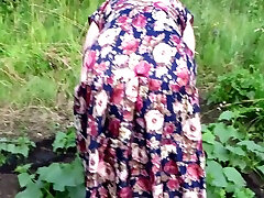 reife hausfrau masturbiert mit einer gurke im garten im freien. sie lässt das gemüse in ihrer muschi und geht nach hause. amateurfetisch. pawg. 7 minuten