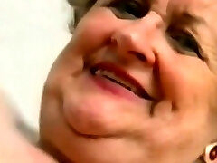 vollbusige nanadia alo zieht sich aus und spielt zu hause
