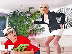 наказана бабулей! тощая 60-летняя джейси трахает студентку