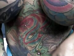 procace tatuato slut prende scopata su il piscina mom and fd da un massiccio nero cazzo