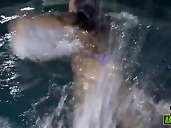 Jeniffer xxnxcom somali In Nadando Pelada Na Piscina 3 Min