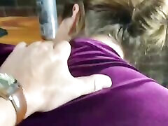 heiße stiefmutter lutscht meinen schwanz, bevor ich ihre enge muschi ficke