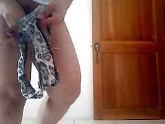 BORED AND VERY HOT HOUSEWIFE WANTS TO MASTURBATE FOR HER FANS AND TALKING DELICIOUS THINGS TO GET EXCITED