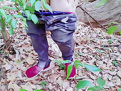 srilankisches campus-mädchen pisst nach romantischem fick mit ihrem neuen freund im dschungel , arschlochlecken, bester blowjob und doggy