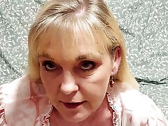 одна похотливая шлюшка, набивающая трусики