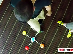 adolescente sfide di una ragazza per una memoria e la velocità di gioco