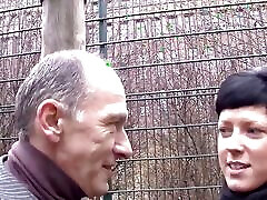 накрашенную милфу с большими сиськами поднимают и трахают