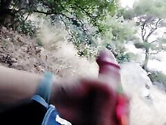 очень рискованный трах в лесу с милым видом на море в формате 4k