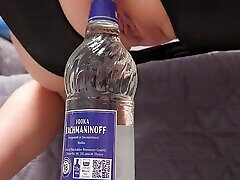 катание на бутылке для сквиртинга