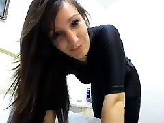 Sexy Girl im Catsuit spielt