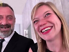 блондинку отшлепал и замучил дилф