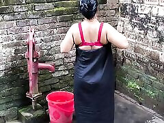 我看到我的姐姐正在洗澡，我拥抱她，把她带到我的房间，开始他妈的