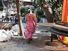 गर्म वेट्रेस चंपा हीरा एक बड़ा मुर्गा ग्राहक