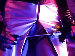 domina eva latex fetisch herrin domina pussylick sklavin maske lecken höschen bdsm heiße milf silbernes kleid strümpfe