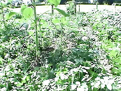 solo-sex auf der wiese - behaarte milf masturbation
