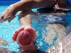 ragazza gioca con il mio cazzo sottacqua nel cortile piscina