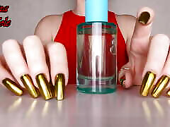 dedos tocando, uñas doradas