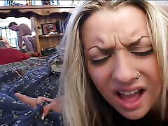 atemberaubende babes teilen schwanz in vintage 3some