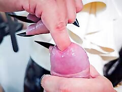 sondage cruel et traite avec de longs ongles