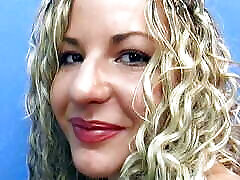 vollbusige dubiy sax milf spielt mit einem dildo, bevor sie einen kerl zum abspritzen bringt