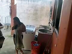 жена ушла, а горничная не смогла устоять перед моим возбужденным членом