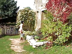 blonde mompov alerga schlampe isst sperma nach heißem outdoor-anal