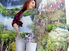 charmante milf zieht sich aus und fickt sich zum spritzen
