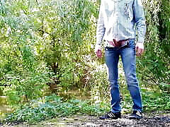 lieblings-schwiegermutter in einem lederrock bekommt eine ladung sperma auf ihren arsch