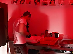 in der dunkelkammer mit xander corvus, ariella ferrera
