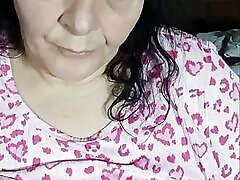 переодетая шлюха в пижаме, проснувшись от просмотра порно, может засунуть его себе в задницу