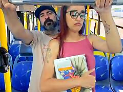 студентку в автобусе трахает по бедру незнакомец