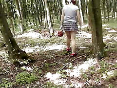 sexy milf senza mutandine sotto la gonna raccoglie funghi nella foresta. esterno. fuori. niente mutandine. pubblicamente. outdoor. culo. figa