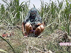 komal stava piangendo nel campo di canna da zucchero, il proprietario è venuto segretamente e ha catturato e scopato la casa