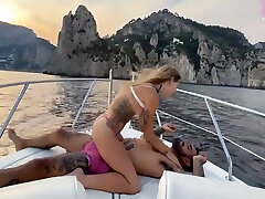 sammm body bulder guy solo und alexxx anaglyph futa ficken den kapitän auf meiner bootstour nach capri, während die crew zuschaut 9 min